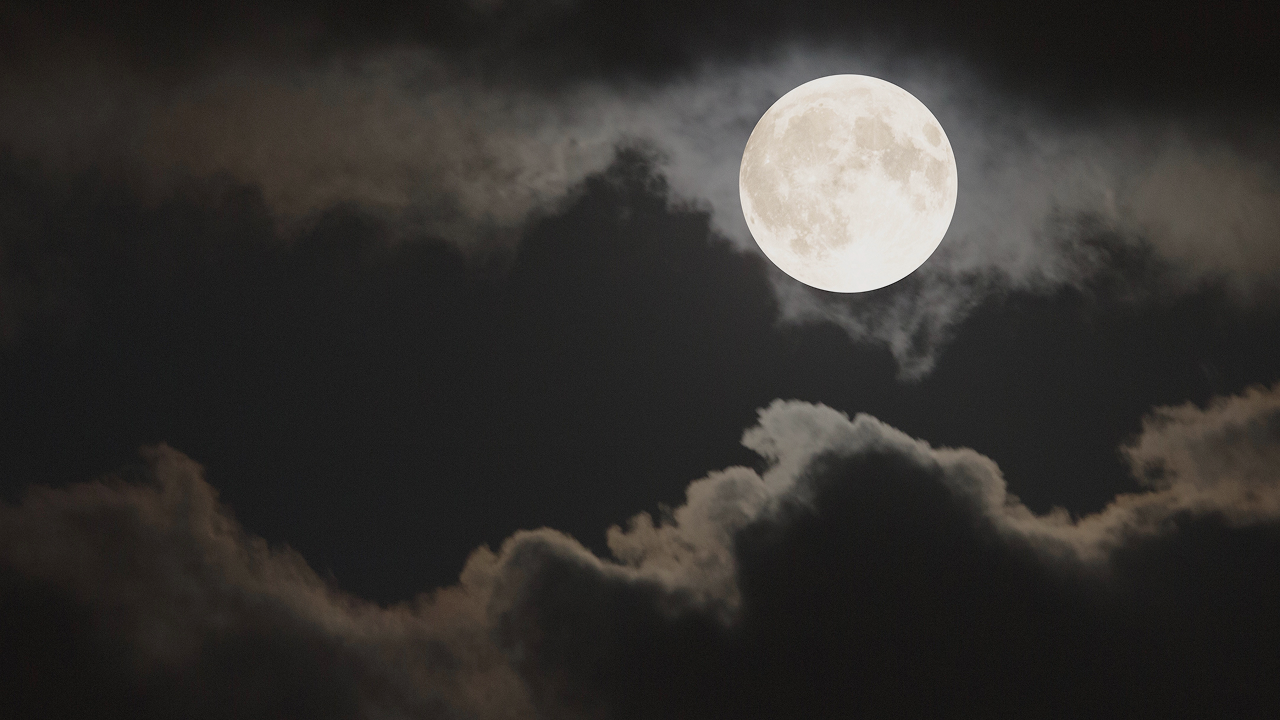 Luna llena entre nubes